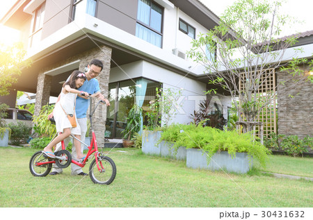 Happy Asian family Happy Asian family 30431632
