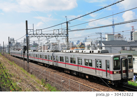 スカイツリーを望む下町を走る東武10030型区間準急電車 30432822