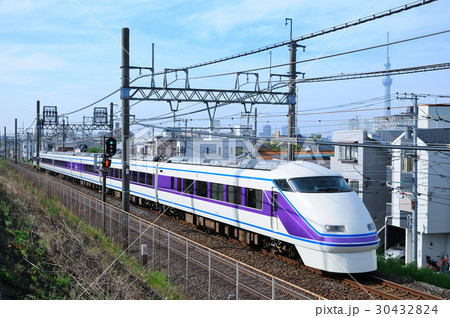 スカイツリーを望む下町を走る東武100系特急スペーシア 30432824