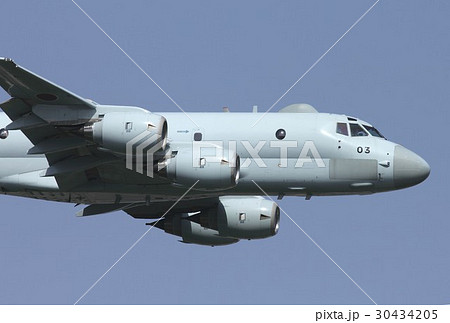 快晴の空を飛行する海上自衛隊の哨戒機P-1 30434205