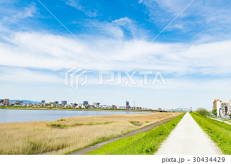 爽やかな青空 河川敷の写真素材