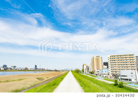 爽やかな青空　河川敷 30434430