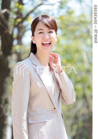 カジュアルビジネス　若い女性 30436560
