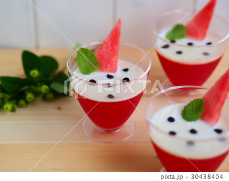 スイカのゼリー 30438404