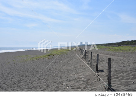 初夏の辻堂海岸　青空と浜辺 30438469