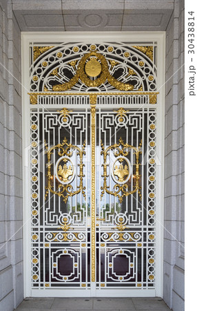 一般公開された迎賓館赤坂離宮本館の入口扉（東京都港区） 30438814
