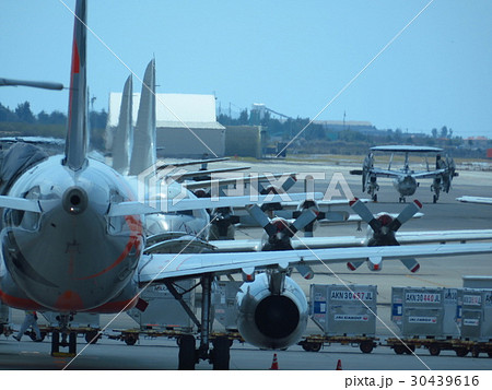 那覇空港の哨戒機（P-3）と早期警戒機（E-2） 30439616