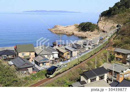 笹川流れを走る四季島 30439877