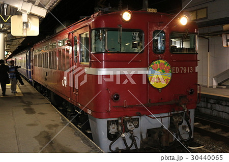 青森駅で出発を待つ急行はまなす 30440065