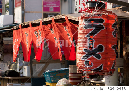 博多の屋台にかかるラーメンの赤提灯の写真素材