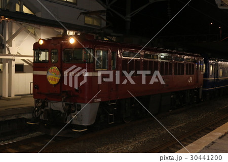 青森駅で出発を待つ札幌行きの寝台急行はまなす 30441200