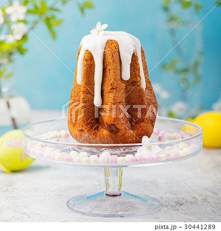 Traditional Easter cake with colored eggs, flowers 30441289