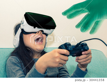 VRゲームで遊ぶ子ども VRゲームで遊ぶ子ども 30441358