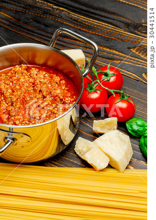 Spaghetti bolognese sauce on a pan Spaghetti bolognese sauce on a pan 30441514