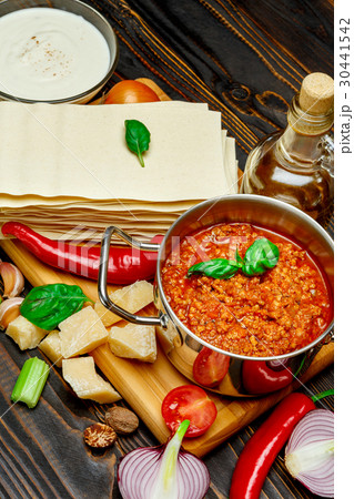 lasagna pasta sheets, bolognese and bechamel sauce 30441542