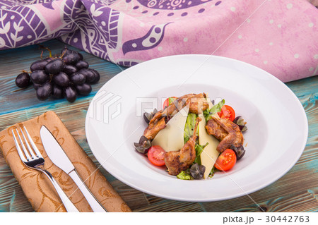 Quails with cepes in red wine sauce Quails with cepes in red wine sauce 30442763