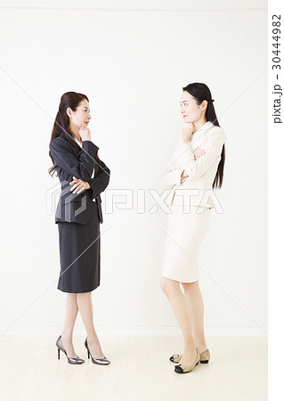 女性　対談　オフィス　起業家　シニア　ミドル　社長　役員　ビジネス 30444982