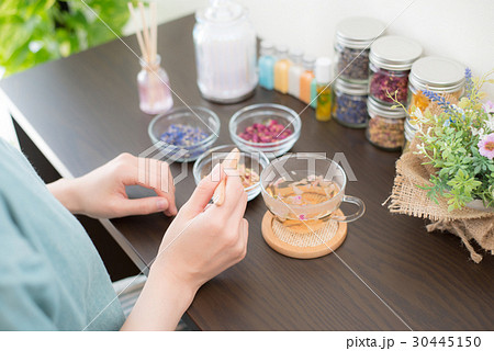 アロマ　ハーブティ　女性 30445150