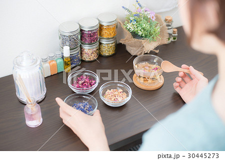 アロマ　ハーブティ　女性 30445273