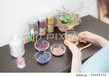 アロマ　ハーブティ　女性 30445274