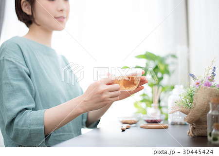 アロマ　ハーブティ　女性 30445424