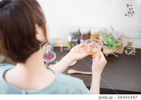 アロマ　ハーブティ　女性 30445487
