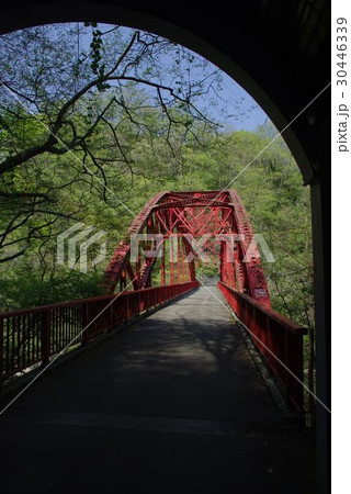 帝釈峡(広島県庄原市):トンネルから見た赤い橋 帝釈峡(広島県庄原市):トンネルから見た赤い橋 30446339