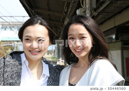 女性　旅行 30446560