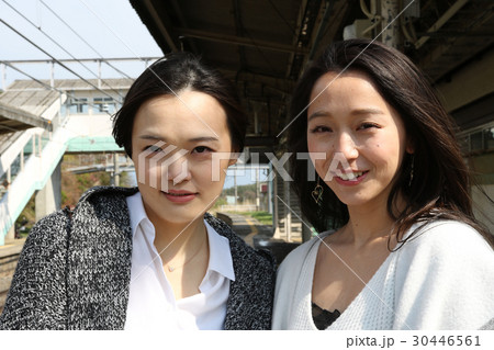 女性　旅行 30446561