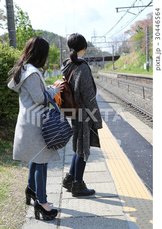 女性　旅行 30446564