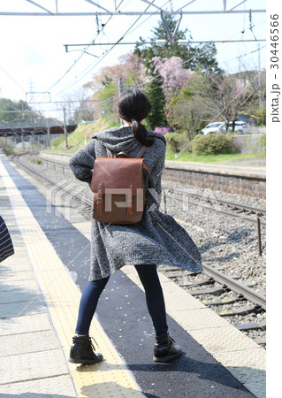 女性　旅行 30446566