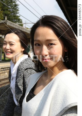 女性　旅行 30446573