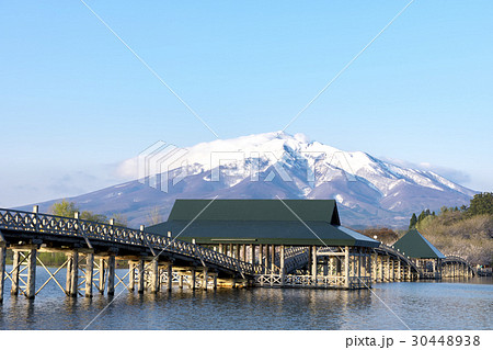 青森県　鶴の舞橋と岩木山 30448938