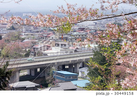 春を迎え桜満開の山梨県富士吉田市の街と中央自動車道 春を迎え桜満開の山梨県富士吉田市の街と中央自動車道 30449158