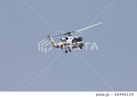 飛行する海上自衛隊のSH-60K対潜哨戒ヘリコプター 30449159