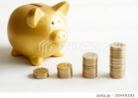 500円好調グラフとブタの貯金箱 30449393
