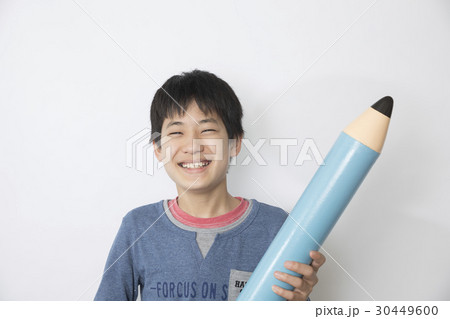 巨大鉛筆をもつ小学生高学年 巨大鉛筆をもつ小学生高学年 30449600