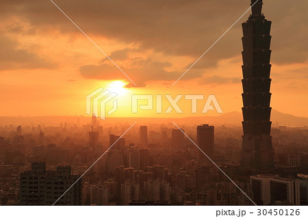 台湾　台北の夕日 30450126