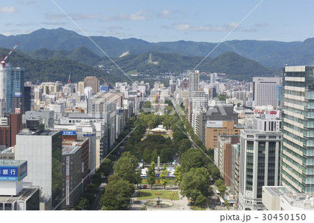 北海道・札幌　大通公園と札幌の街並み（テレビ塔からの眺め） 30450150