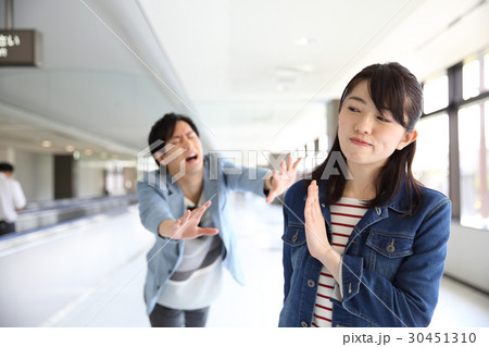 喧嘩する若い男女 喧嘩する若い男女 30451310
