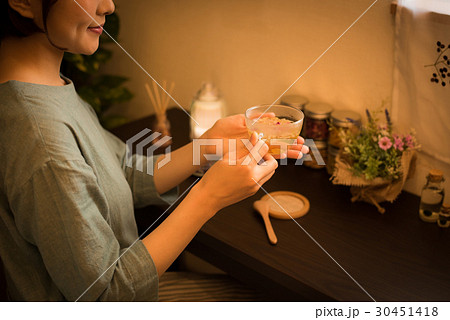 アロマ　ハーブティ　夜　女性 30451418