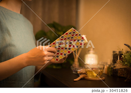 アロマ　ハーブティ　夜　女性 30451826