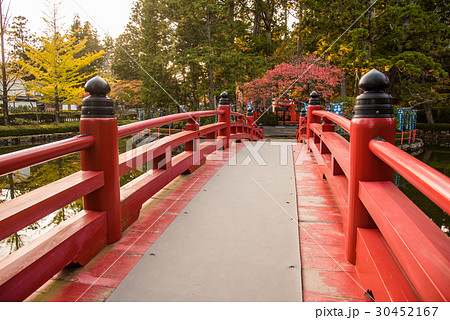 和歌山　紅葉の高野山　不動堂前の池にかかる赤い橋 30452167