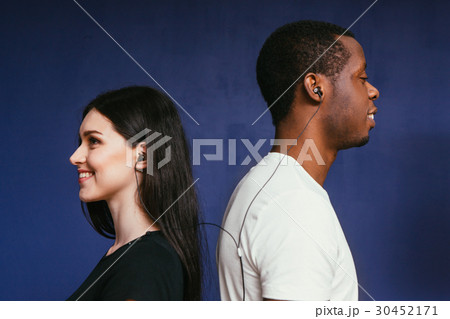 Happy young couple listen music in earphones 30452171