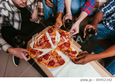 Friends have pizza party at home, fun leisure Friends have pizza party at home, fun leisure 30452192