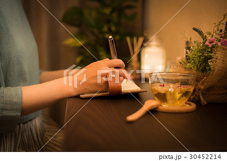 アロマ　ハーブティ　夜　女性 30452214