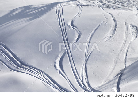 Off-piste slope with track from ski and snowboard 30452798
