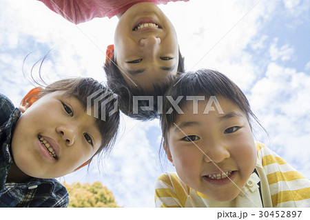 顔を覗かせる元気な子供たち 30452897