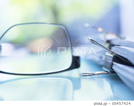 ビジネスイメージ・書類・ダブルクリップ・メガネ 30457424