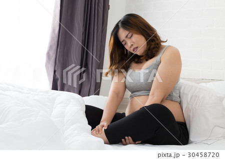 Pregnant women with cramp in leg 30458720